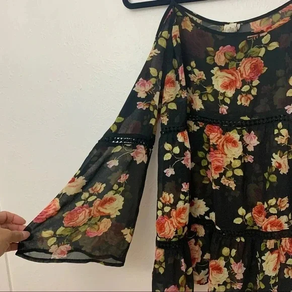 Paper Crane blouse with floral novelty print. - Picture 6 of 7